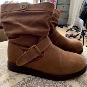 Women's Muk Luks boots in brown